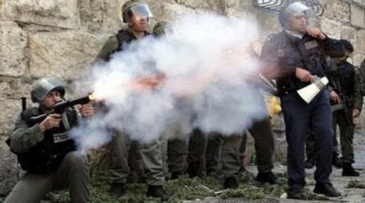 الاحتلال يطلق قنابل الغاز تجاه منازل المواطنين في مدخل حزما