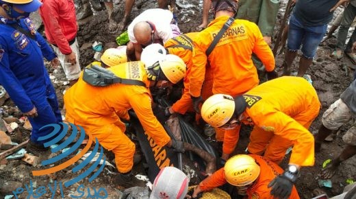 This handout photo taken on April 5, 2021 and released by the National Search and Rescue Agency (BASARNAS) shows rescuers retrieving a victim's body in Nelemamadike village, East Flores, after torrential rains triggered floods and landslides in Indonesia and East Timor. (Photo by HANDOUT / NATIONAL SEARCH AND RESCUE AGENCY / AFP) / RESTRICTED TO EDITORIAL USE - MANDATORY CREDIT "AFP PHOTO / National Search and Rescue Agency (BASARNAS) " - NO MARKETING - NO ADVERTISING CAMPAIGNS - DISTRIBUTED AS A SERVICE TO CLIENTS