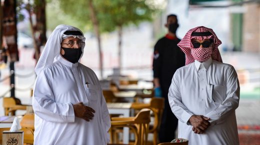 السعودية تفرض غرامات على مخالفي قيود كورونا
