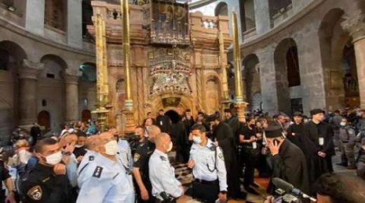 شرطة الاحتلال تعتدي على المسيحيين المحتفلين بسبت النور في القدس