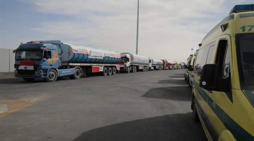 قافلة مساعدات مصرية تصل معبر رفح في طريقها إلى قطاع غزة