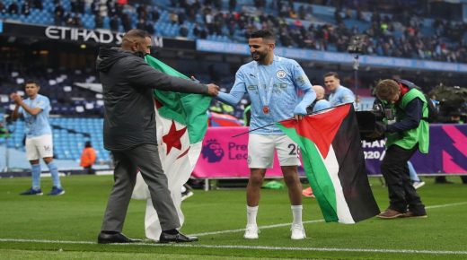 الجزائري رياض محرز يرفع علمي فلسطين والجزائر باحتفالات تتويج فريقه بالدوري الانجليزي