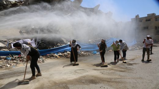 متطوعون ينظفون الشوارع ويزيلون مخلفات عدوان الاحتلال على قطاع غزة