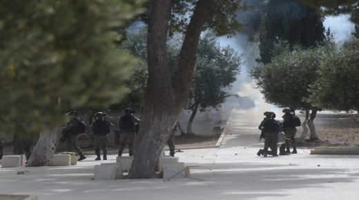 إصابات واعتقالات خلال اقتحام الاحتلال باحات الأقصى