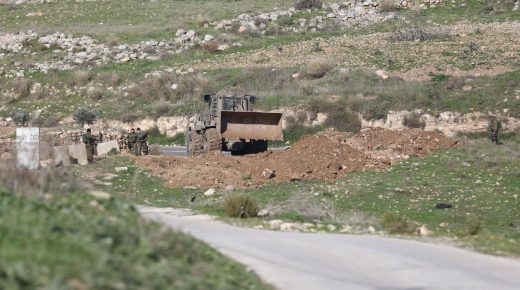 الاحتلال يغلق دير نظام بالسواتر الترابية والبوابات الحديدية