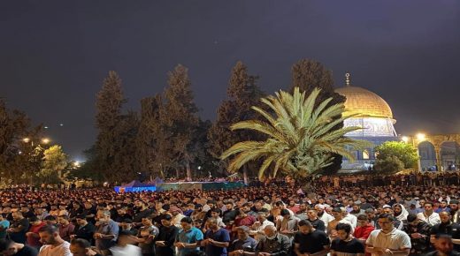 رغم اجراءات الاحتلال: أكثر من 90 ألف مصلٍ من أبناء شعبنا في المسجد الأقصى لإحياء ليلة القدر