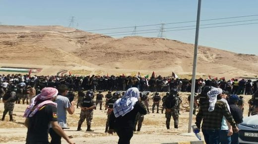 مظاهرة حاشدة على الحدود الأردنية-الفلسطينية نصرة للقدس وغزة