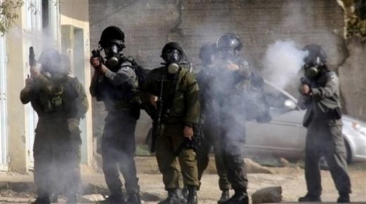 قوات الاحتلال تقتحم باحات الأقصى وإصابة أكثر من 305 مواطنين