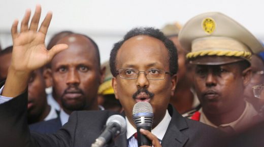رئيس الصومال يتنازل عن تمديد ولايته ويكلف رئيس الوزراء ببدء التحضيرات للانتخابات