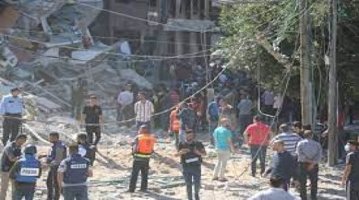 إصابة مواطنين في غارة شرق دير البلح