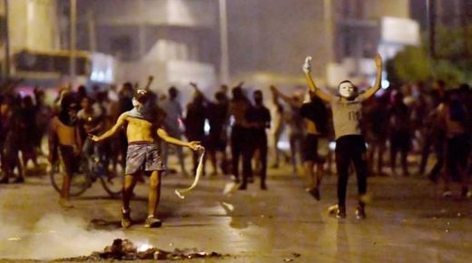 تونس.. احتجاجات ليلية في العاصمة تنديدا بالتعامل الأمني “العنيف”