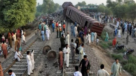 مصرع أكثر من 30 شخصا باصطدام قطارين جنوب باكستان