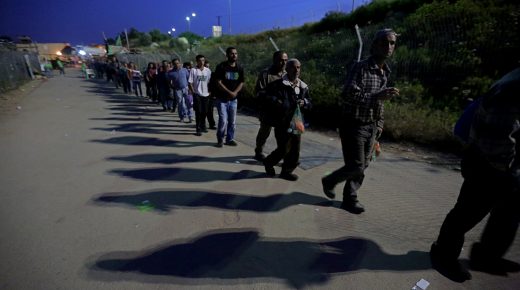 “هآرتس”: إسرائيل نهبت عشرات ملايين الشواقل من العمال الفلسطينيين