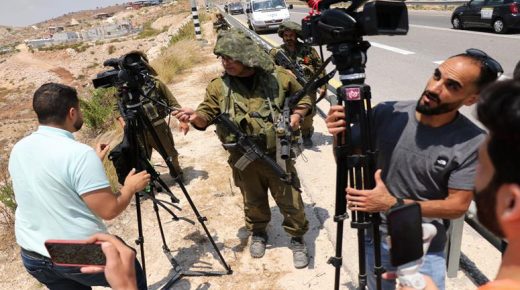 الاحتلال يحتجز طاقم تلفزيون فلسطين غرب رام الله
