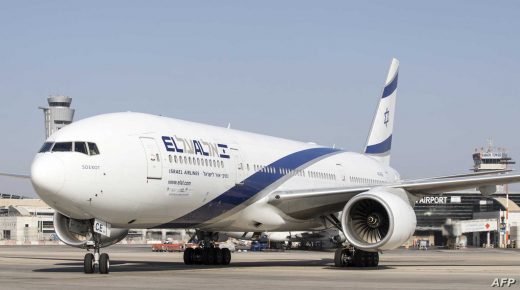 A Boeing 777-200 from Israel's national carrier El Al manuevers on the tarmac at Ben Gurion International airport on the outskirts of Tel Aviv, on July 04, 2017. / AFP PHOTO / JACK GUEZ