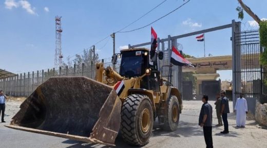 مصر ترسل معدات بناء إلى قطاع غزة لبدء أعمال إعادة الإعمار