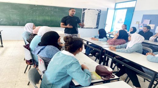 الضابطة الجمركية تقدم محاضرة توعوية لطالبات المدرسة الصيفية في أريحا
