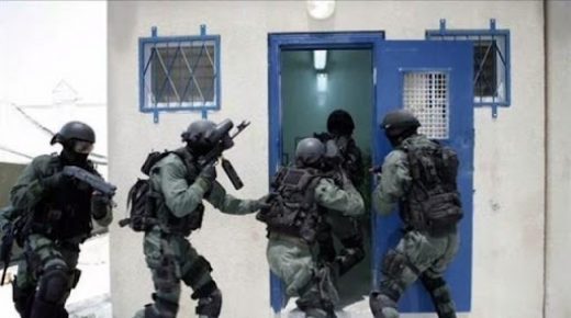 قوات القمع تقتحم قسم الأسرى في سجن “عسقلان” وتُنكل بهم