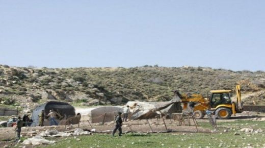 الاحتلال يخطر مواطنا من الأغوار الشمالية بإزالة سياج حول أرضه