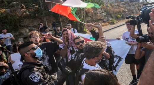 الاحتلال يقمع وقفة احتجاجية في الشيخ جراح وسط القدس المحتلة