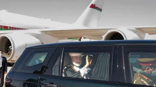 سلطان عمان يغادر متوجها إلى السعودية في زيارة رسمية
