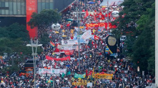 epa09236294 Citizens gather to protest against Brazilian President Jair Bolsonaro and his handling of the COVID-19 pandemic crisis, in Sao Paulo, Brazil, 29 May 2021. EPA-EFE/Fernando Bizerra