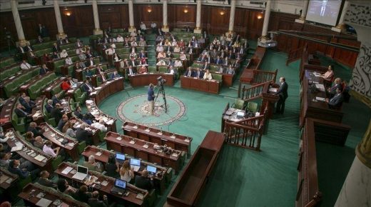 البرلمان التونسي يدين اعتداء نائبين على عبير موسي