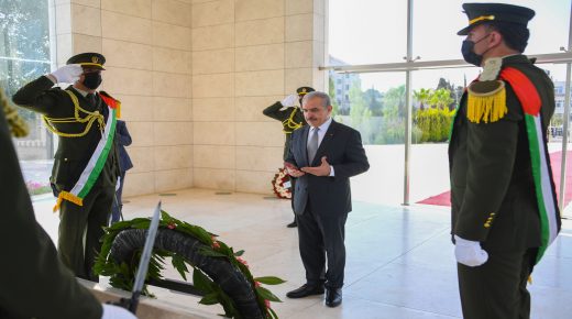 نيابة عن الرئيس: اشتية يضع إكليلا من الزهور على ضريح الشهيد ياسر عرفات