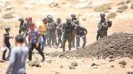 تواصل انتهاكات الاحتلال : إصابات واعتقالات وإخطارات وإغلاقات وعربدة للمستوطنين