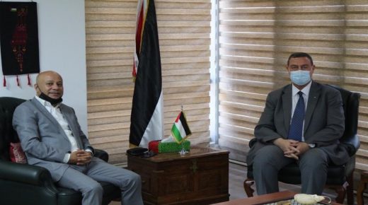 بتوجيهات من الرئيس: سفارتنا بالقاهرة و”شؤون اللاجئين” توزعان مساعدات مالية طارئة على العائلات الفلسطينية القادمة من سوريا