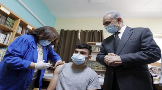 رئيس الوزراء يطلق المرحلة الأولى من حملة تطعيم طلبة المدارس الثانوية