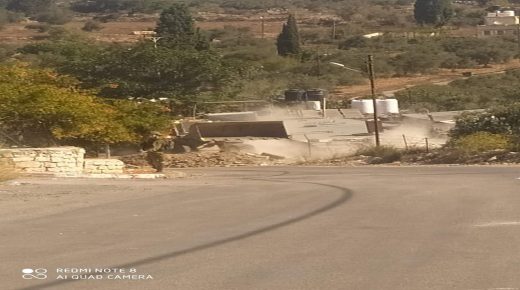 الاحتلال يغلق مدخلي بلدة سنجل بالسواتر الترابية