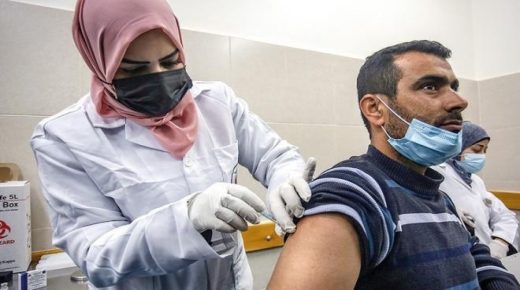 وزير الصحة توعز بالبدء بتطعيم الجرعة الثالثة من فيروس كورونا