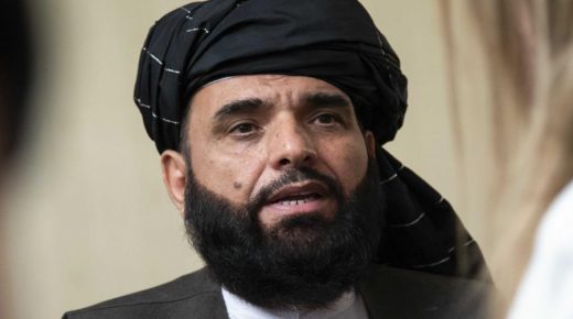 طالبان تُخاطِب العالم : الرجال باللحى أجمل ولم نضرب النساء لأجل الحجاب وتفضّلوا لزيارتنا!