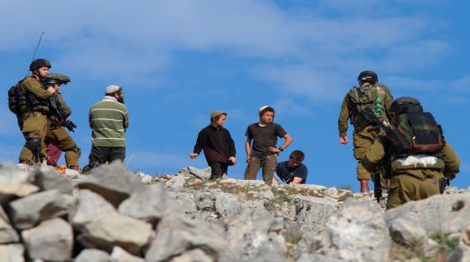 عشرات المستوطنين يقتحمون “رأس الجبل” غرب رام الله