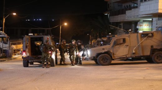 قوات الاحتلال تعتقل مواطنا من رام الله وتداهم عدة مناطق بالمحافظة