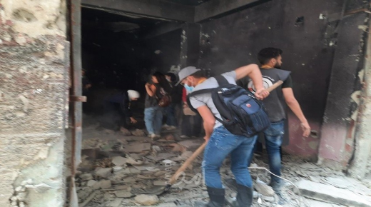 اللجنة الشعبية في مخيم اليرموك واتحاد طلبة فلسطين يساعدون بإزالة الأنقاض من المنازل