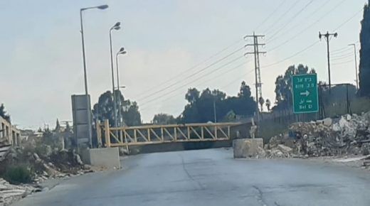 الاحتلال يغلق البوابة الحديدية المؤدية إلى مخيم الجلزون شمال رام الله
