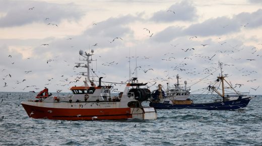 مع احتدام الخلاف على تراخيص الصيد.. فرنسا تحتجز سفينة صيد بريطانية