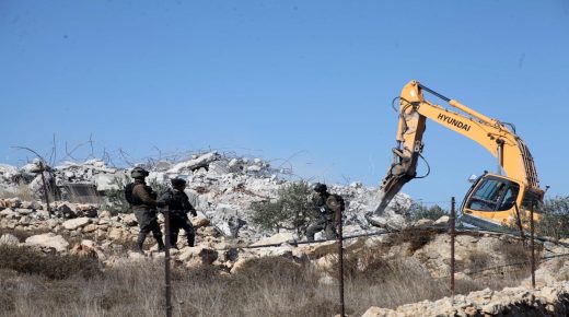 الاحتلال يهدم مسكنا في تجمع “أبو النوار” شرق القدس