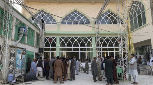 يوم دامِ جديد في أفغانستان..عشرات القتلى بسلسلة انفجارات داخل مسجد بقندهار و”داعش” يعلن مسؤوليته عن الهجوم
