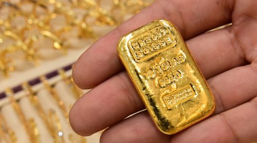 الذهب يتماسك أعلى من 1800 دولار للأوقية مع انخفاض عائد السندات الأمريكية