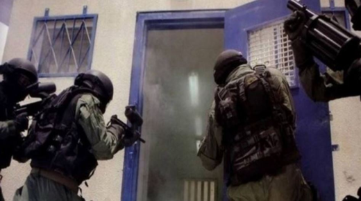 قوات القمع تقتحم سجن “نفحة” وتعتدي بالضرب على الأسرى