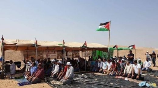 مواطنون يؤدون صلاة الجمعة في خيمة التضامن بمسافر يطا