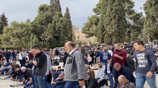 45 ألفا يؤدون الجمعة في المسجد الأقصى