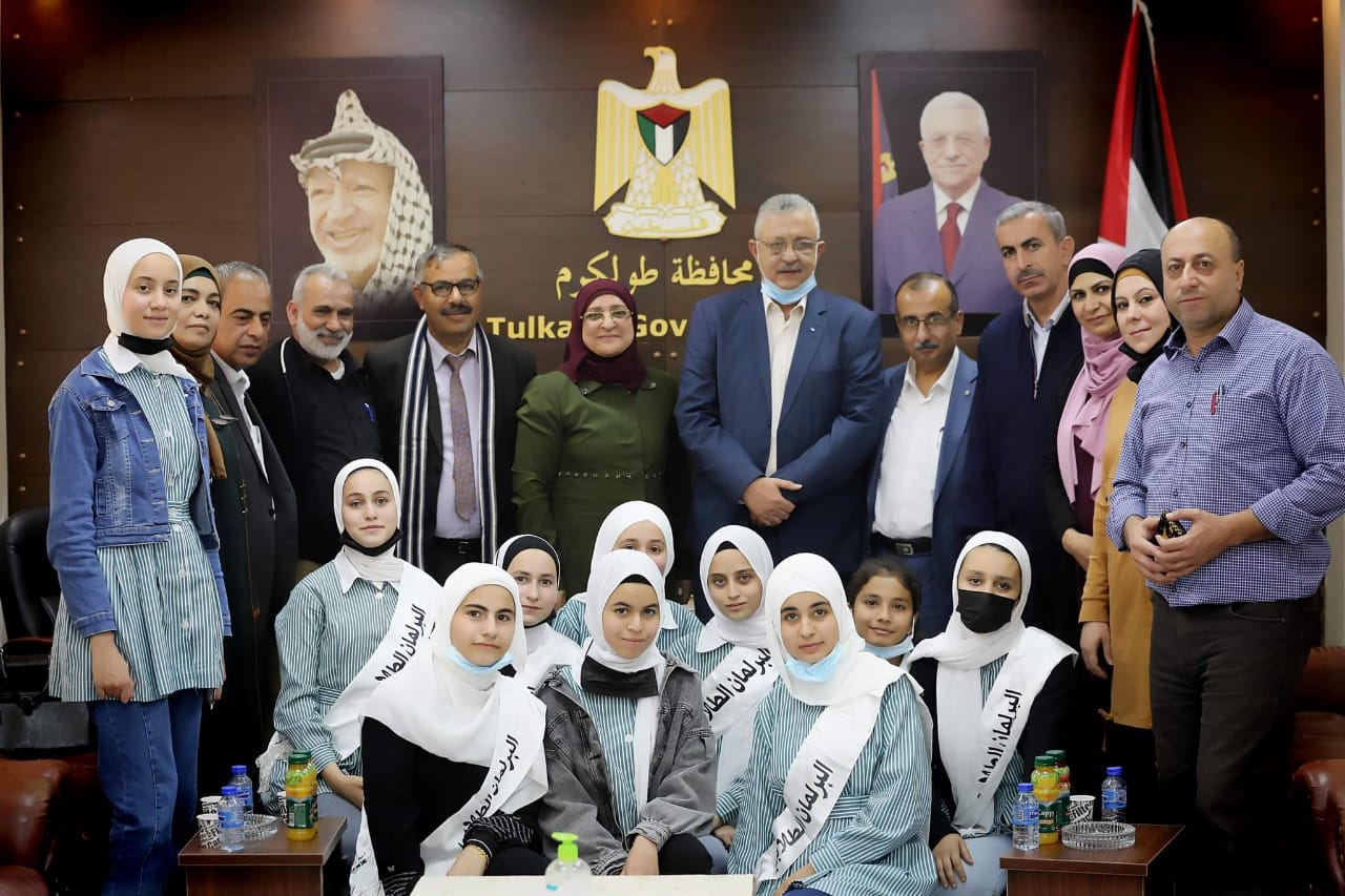 محافظ طولكرم عصام أبو بكر يستقبل البرلمان الطلابي من مدرسة بنات العدوية الثانوية