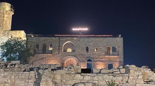 مستوطنون ينصبون “شمعدانا” على سطح مسجد شمال غرب القدس
