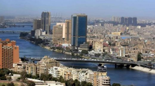 سفيرة “إسرائيل” تتجول بدراجتها في مجمع سكني بالقاهرة