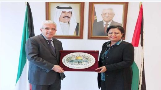 سفير فلسطين لدى الكويت يكرّم أستاذة العلوم السياسية هيلة المكيمي