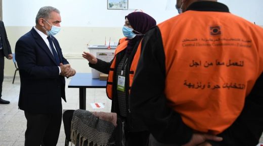 رئيس الوزراء يتفقد مراكز الاقتراع في عدد من قرى شرق رام الله